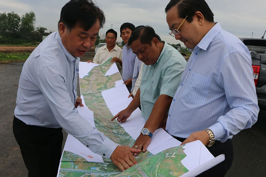 Phó chủ tịch UBND tỉnh Long An Nguyễn Minh Lâm khảo sát dự án vành đai 3 chuẩn bị cho lễ khởi công dự án. ẢNh: H.DU