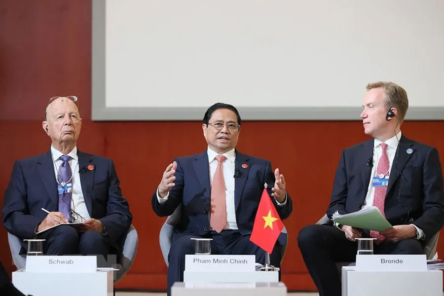 Thủ tướng Phạm Minh Chính (giữa) dự phiên Đối thoại chiến lược quốc gia Việt Nam - Diễn đàn Kinh tế Thế giới (WEF) ngày 26-6. Ảnh: TTXVN