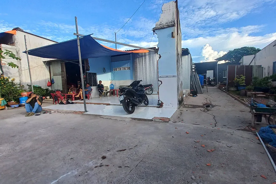 Người dân huyện Hóc Môn đang tháo dỡ nhà cửa để bàn giao mặt bằng cho chủ đầu tư thi công dự án. Ảnh: ĐÀO TRANG Người dân huyện Hóc Môn đang tháo dỡ nhà cửa để bàn giao mặt bằng cho chủ đầu tư thi công dự án. Ảnh: ĐÀO TRANG