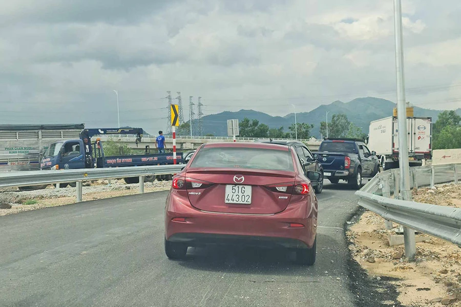 Nút giao Quốc lộ 55 với cao tốc Phan Thiết - Dầu Giây đã được đóng lại, nhiều xe đi vào phải quay đầu trở ra. Ảnh: P.NAM