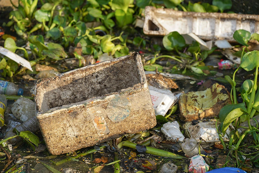 Rác sinh hoạt của người dân nổi lềnh bềnh trên kênh Tân Hóa - Lò Gốm. Ảnh: MINH HOÀNG