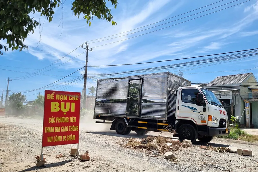 Cơ quan chức năng để biển báo yêu cầu xe chạy chậm. Ảnh: THANH NHẬT