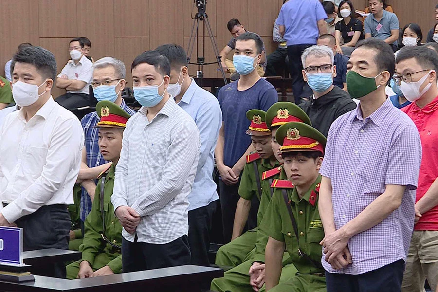 Bị cáo Phạm Trung Kiên (đứng giữa), cựu thư ký của một thứ trưởng Bộ Y tế tại tòa. Ảnh: CTV
