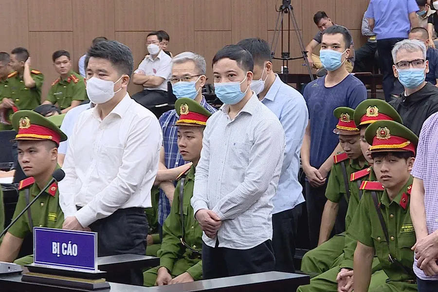 Bị cáo Phạm Trung Kiên (bên phải) tại tòa. Ảnh: CTV