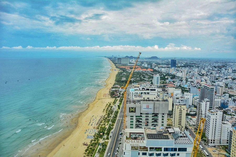 Tuyến đường ven biển phía đông TP Đà Nẵng có hàng chục dự án chắn ngang bờ biển. Ảnh: TẤN VIỆT