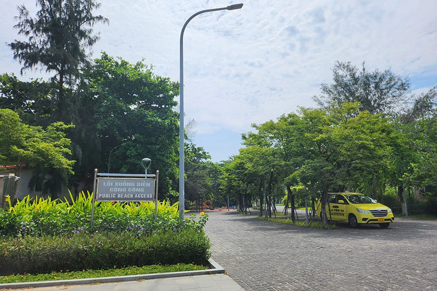 Lối ra biển nhỏ hẹp xuyên qua các resort chưa đáp ứng đủ nhu cầu của người dân Đà Nẵng. Ảnh: TẤN VIỆT