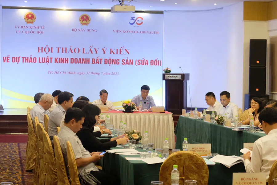 Toàn cảnh hội thảo do Ủy ban Kinh tế của Quốc hội cùng Bộ Xây dựng và Viện Konrad - Adenauer tổ chức. Ảnh: SONG MAI