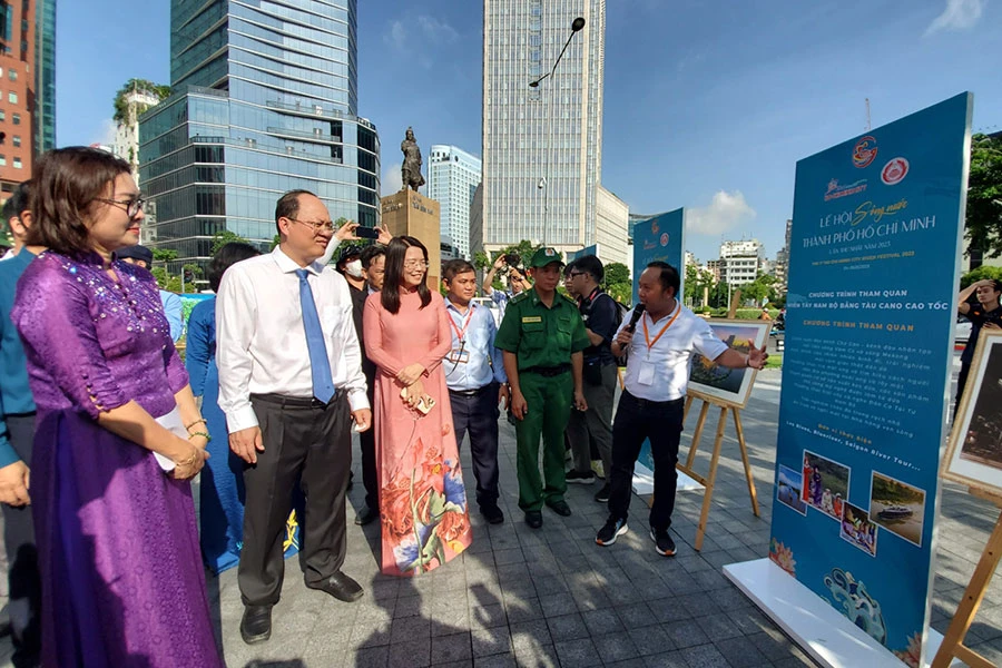 Lãnh đạo TP.HCM tham quan không gian nghệ thuật tại lễ khai mạc Lễ hội sông nước TP.HCM lần thứ nhất. Ảnh: THU TRINH