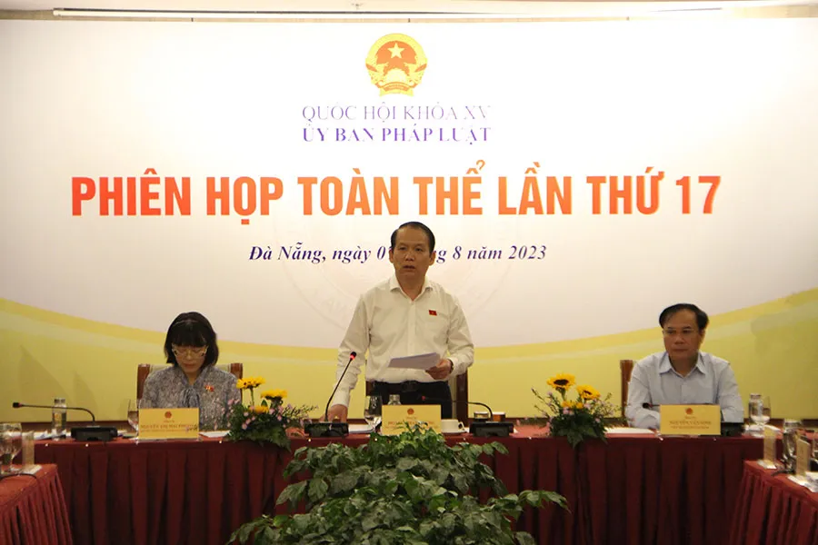 Ông Hoàng Thanh Tùng, Chủ nhiệm Ủy ban Pháp luật của Quốc hội, chủ trì phiên giải trình. Ảnh: TẤN VIỆT