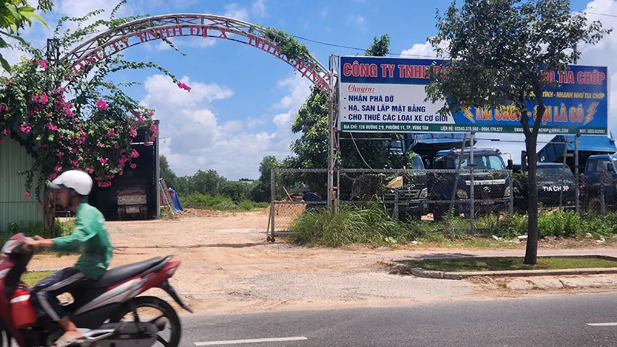 Sáng 9-8, PV ghi nhận tại địa chỉ cũ ở đường 2/9 vẫn còn bảng tên Công ty Thiên Định nhưng bên cạnh là một công ty khác đang hoạt động. Ảnh: TK Sáng 9-8, PV ghi nhận tại địa chỉ cũ ở đường 2/9 vẫn còn bảng tên Công ty Thiên Định nhưng bên cạnh là một công ty khác đang hoạt động. Ảnh: TK