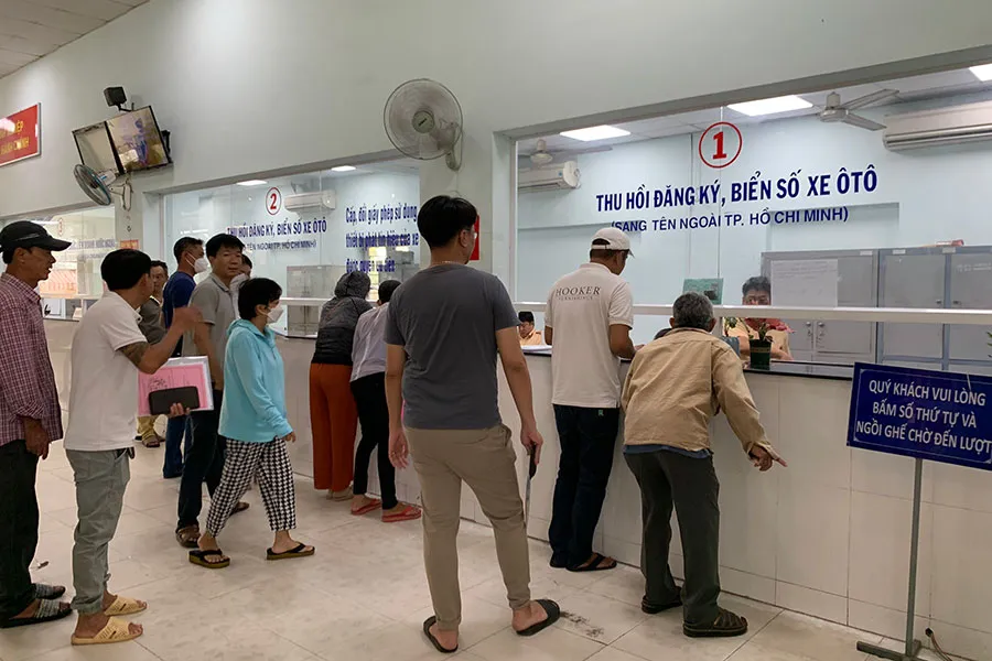 Người dân đến làm thủ tục đăng ký xe tại Đội đăng ký, quản lý phương tiện giao thông cơ giới đường bộ (PC08). Ảnh: TM Người dân đến làm thủ tục đăng ký xe tại Đội đăng ký, quản lý phương tiện giao thông cơ giới đường bộ (PC08). Ảnh: TM