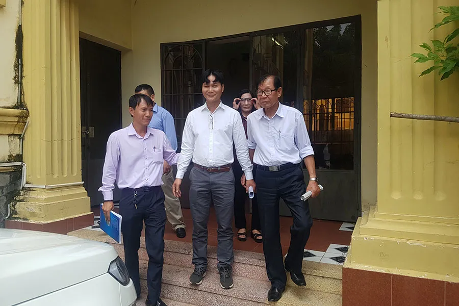 Ông Vũ Trần Vinh (giữa) bước ra từ phòng xét xử của TAND tỉnh Đồng Nai vào ngày 13-9-2018. Ảnh: VŨ HỘI
