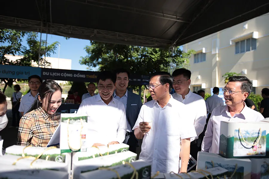 Chủ tịch UBND TP.HCM Phan Văn Mãi (hàng trên, thứ hai từ phải qua) tham quan gian hàng đặc sản của Cần Giờ trước khi vào dự hội thảo. Ảnh: TP