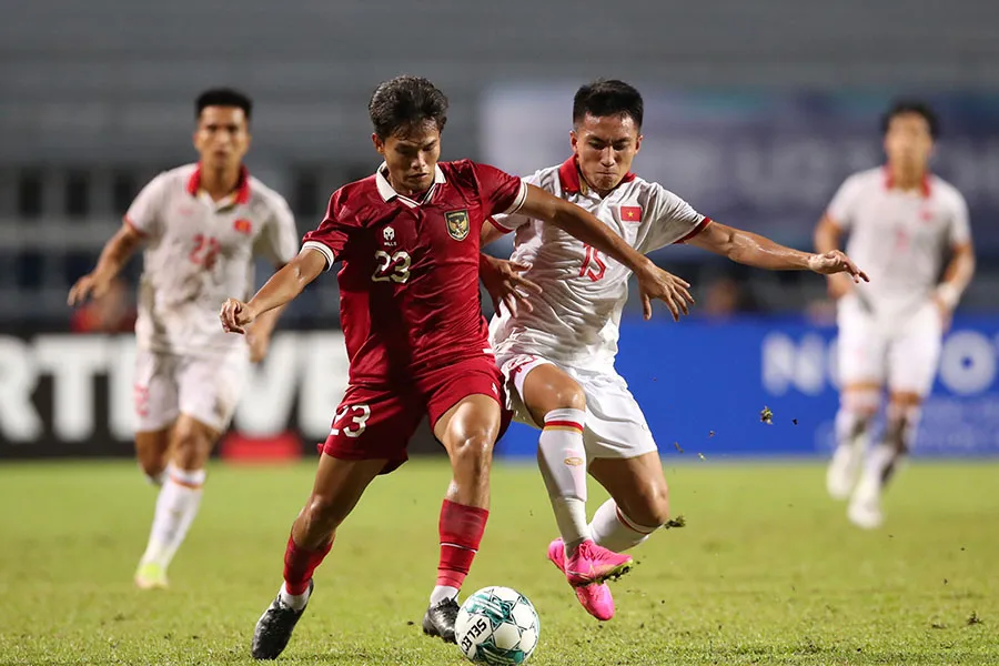 Minh Quang (15) chơi nổi bật ở giải vô địch U-23 Đông Nam Á là một trong 10 cầu thủ vừa trở về từ Thái Lan được HLV Troussier gọi lên chuẩn bị vòng loại U-23 châu Á. Ảnh: ANH THỎA