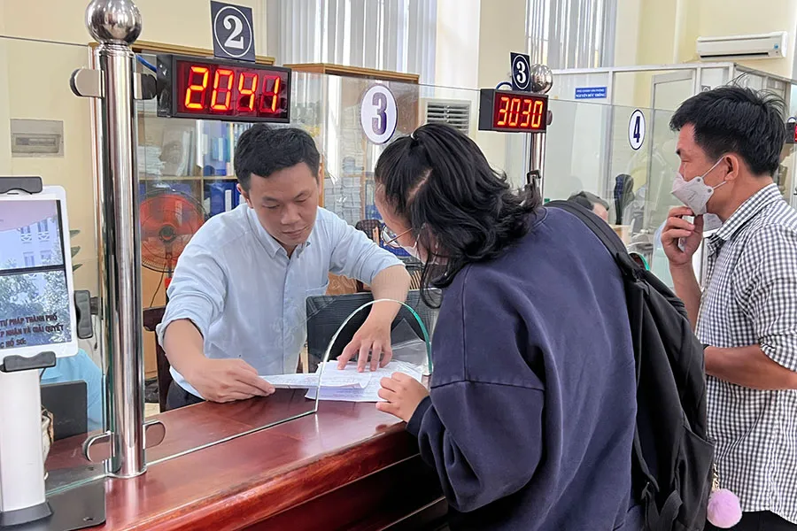 Việc đồng bộ dữ liệu là cơ sở để cắt giảm giấy tờ phải nộp, quy trình và thời gian giải quyết thủ tục hành chính. Ảnh: HỮU ĐĂNG Việc đồng bộ dữ liệu là cơ sở để cắt giảm giấy tờ phải nộp, quy trình và thời gian giải quyết thủ tục hành chính. Ảnh: HỮU ĐĂNG