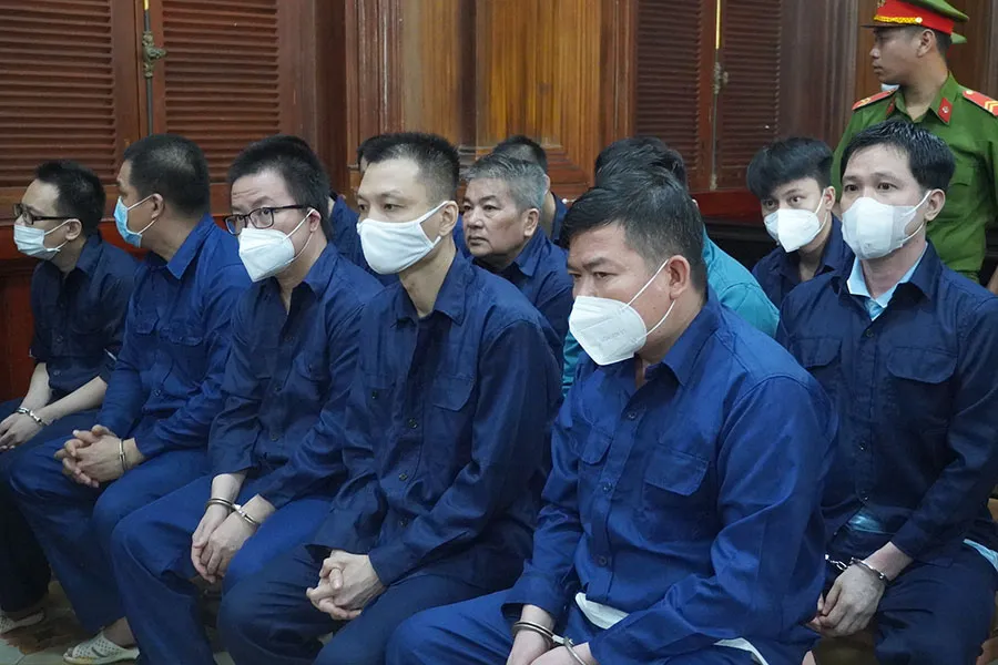 Các bị cáo là cựu cán bộ công an phường tại phiên tòa ngày 28-8. Ảnh: HỮU ĐĂNG