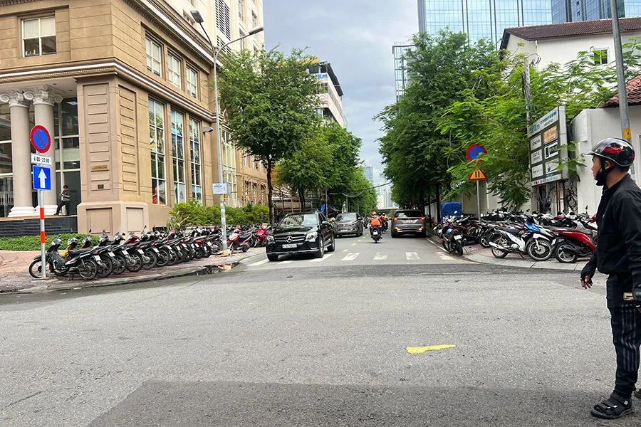 Tình trạng lấn chiếm vỉa hè trên đường Nguyễn Siêu, quận 1. Ảnh: ĐÀO TRANG