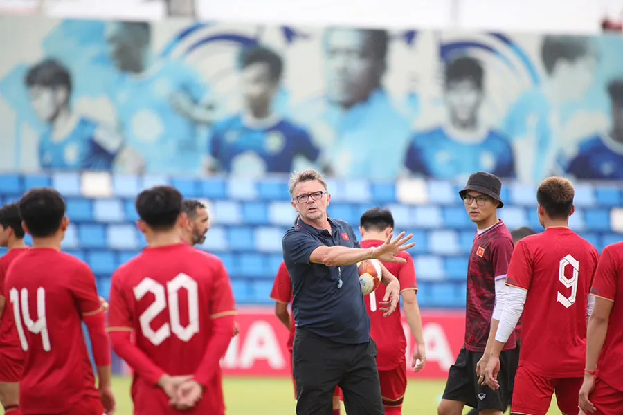 Thầy trò HLV Troussier đã sẵn sàng cho sân chơi châu Á. Ảnh: ANH PHƯƠNG