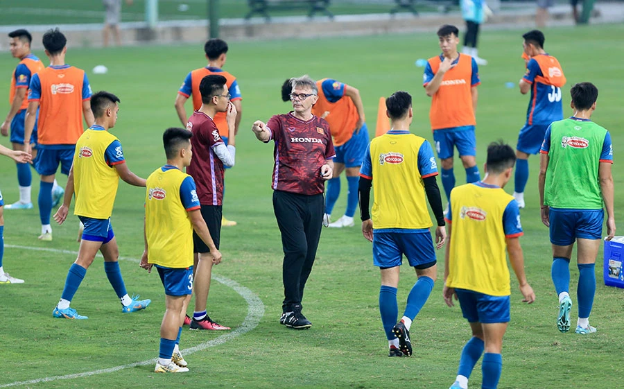 HLV Troussier đang rèn quân trước vòng loại U-23 châu Á với mục tiêu nhất bảng C. Ảnh: VFF