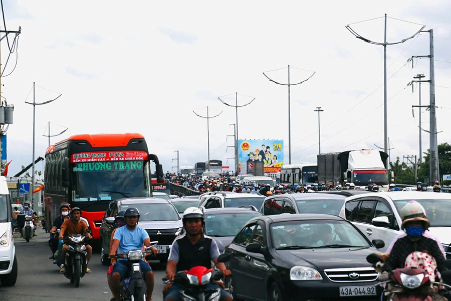 Đường từ miền Tây lên TP.HCM xe cộ đông đúc trong ngày cuối cùng nghỉ lễ, tuy nhiên không có tình trạng kẹt xe. Ảnh: SN