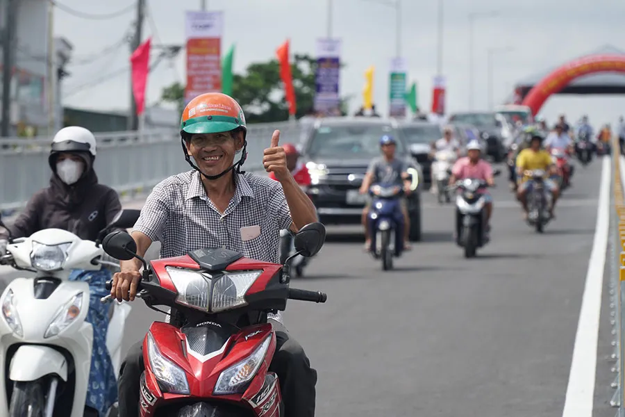 Người dân vui mừng đi trên cây cầu mới. Ảnh: NGUYỄN TIẾN