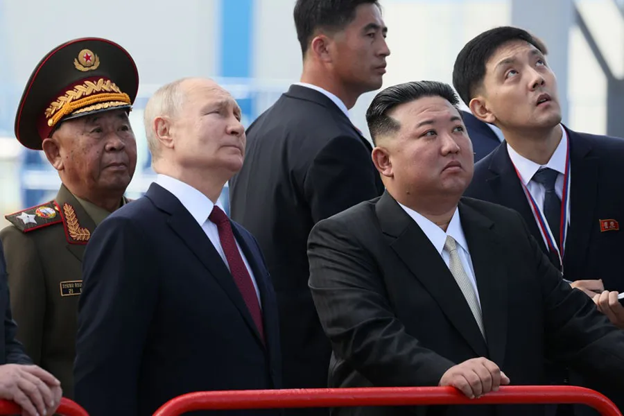 Tổng thống Nga Vladimir Putin (trái) và Chủ tịch Triều Tiên Kim Jong-un (phải) thăm cơ sở phóng tàu vũ trụ Vostochny ở vùng Viễn Đông Amur của Nga ngày 13-9. Ảnh: REUTERS Tổng thống Nga Vladimir Putin (trái) và Chủ tịch Triều Tiên Kim Jong-un (phải) thăm cơ sở phóng tàu vũ trụ Vostochny ở vùng Viễn Đông Amur của Nga ngày 13-9. Ảnh: REUTERS
