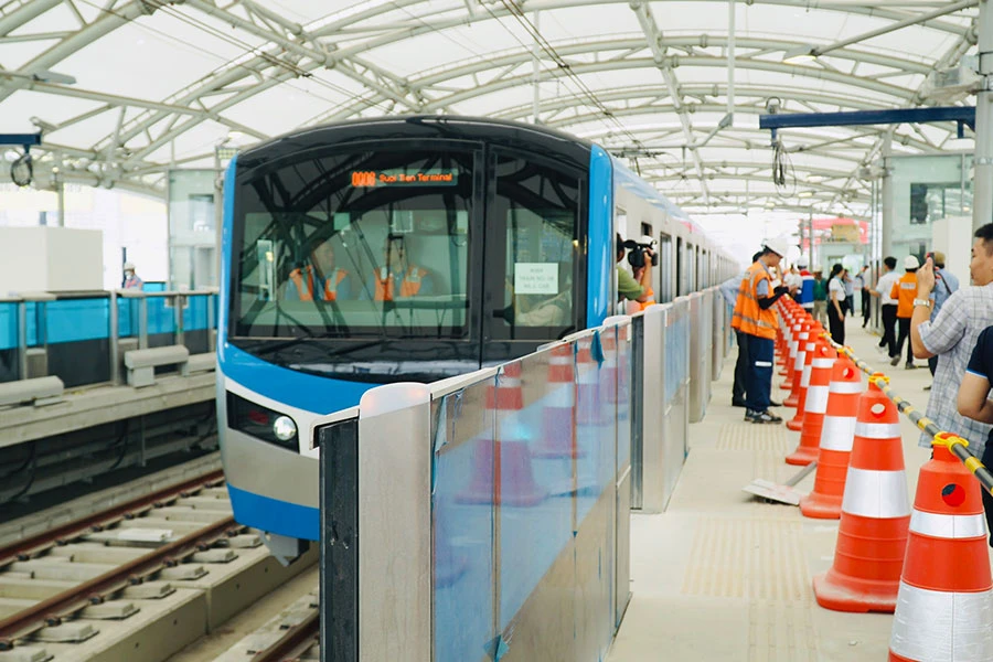 Mới đây, tuyến metro số 1 đã chạy thử nghiệm toàn tuyến từ ga trung tâm Bến Thành - ga Suối Tiên với chiều dài khoảng 20 km. Ảnh: NGUYỄN TIẾN P9-Bai2-daotrang-metro-h1-thylan.jpg