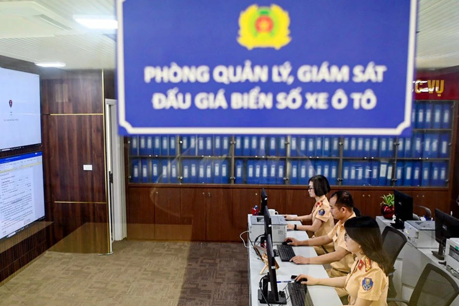 Hôm nay (21-9) và ngày mai (22-9) tiếp tục diễn ra các phiên đấu giá biển số ô tô. Ảnh: PHI HÙNG P9_hinhbai....jpg