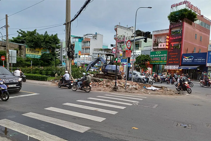 Căn nhà bốn mặt tiền được giải tỏa xong trong chiều tối 25-9. Ảnh: NGUYỄN CHÂU 25-p8-bai-nguyenchau-h1-viethoa.jpg
