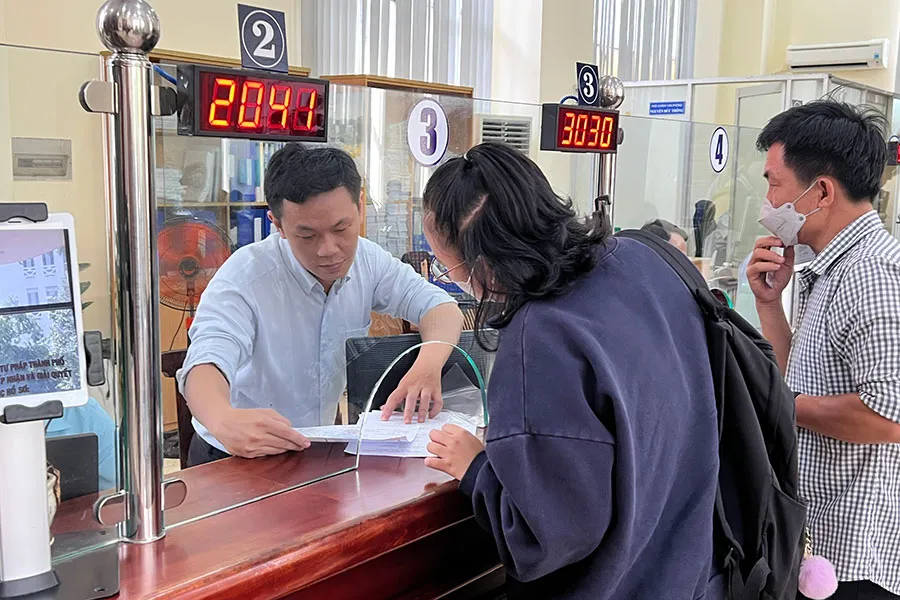 Người dân TP.HCM làm thủ tục trích lục hộ tịch. Ảnh: HỮU ĐĂNG 10-p8-bai-lethoa-1h-viethoa.jpg