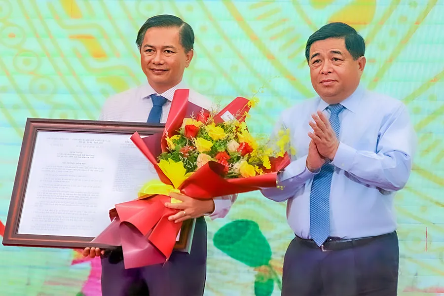 Ông Nguyễn Chí Dũng (bìa phải), Bộ trưởng Bộ KH&ĐT, trao quyết định phê duyệt quy hoạch tỉnh Sóc Trăng. Ảnh: CHÂU ANH P9_hinh2.jpg