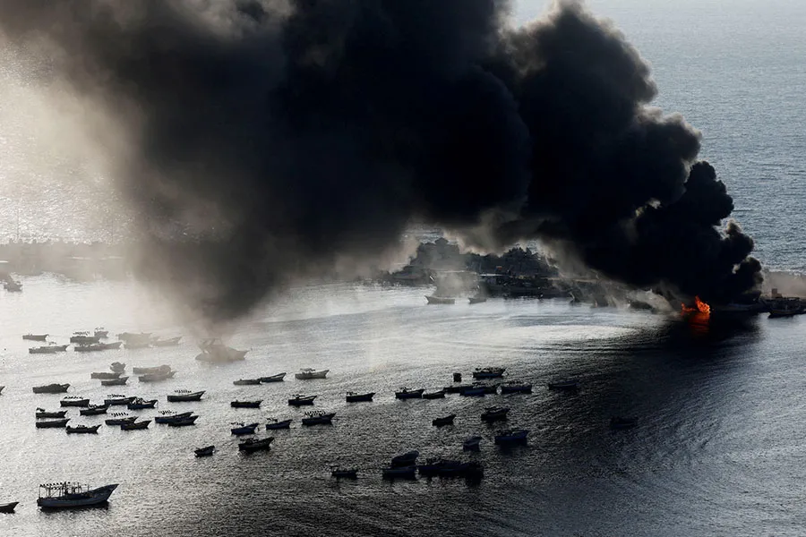 Cảng biển Dải Gaza hứng không kích từ Israel vào ngày 10-10. Ảnh: REUTERS Anh-bai-chinh-P16-dang-12-10-2023.jpg