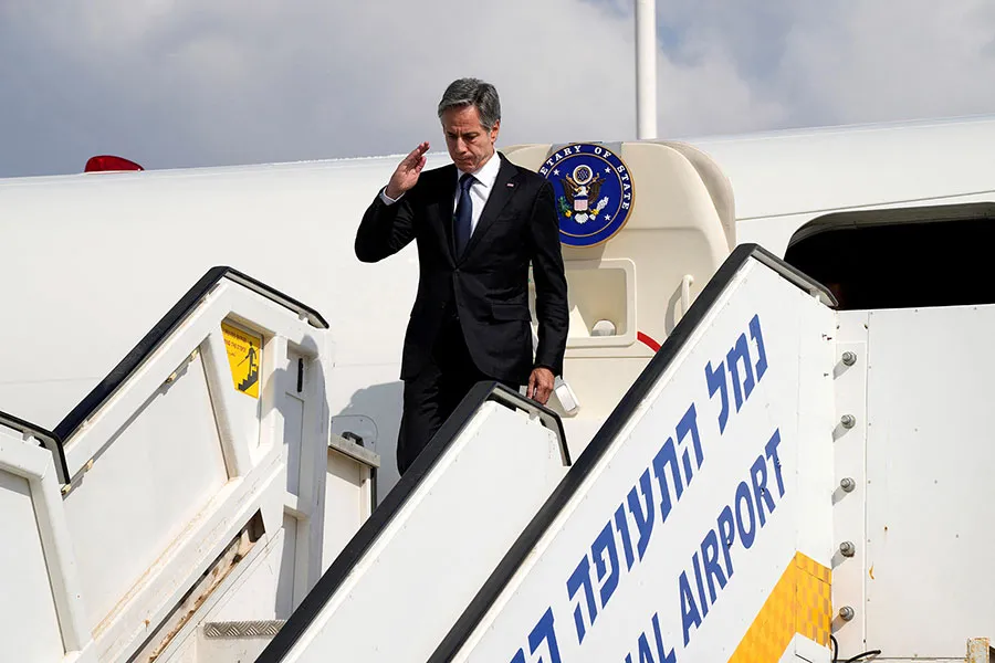 Ngoại trưởng Mỹ Antony Blinken đến sân bay quốc tế Ben Gurion, TP Tel Aviv (Israel) vào ngày 12-10. Ảnh: REUTERS anh-chan-trang-13-10.jpg