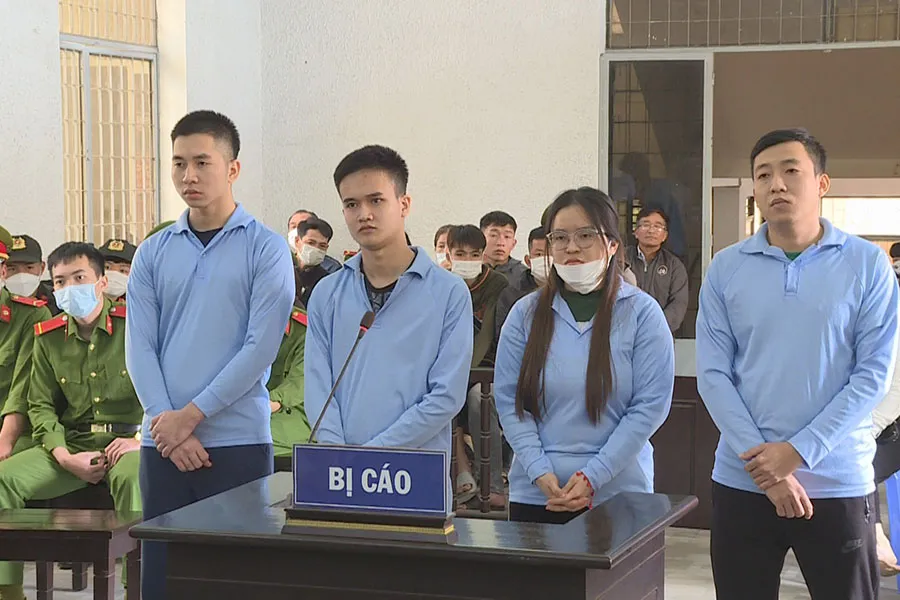 Bốn bị cáo trong một vụ án mua bán người được TAND Cấp cao tại Đà Nẵng xét xử phúc thẩm hồi tháng 12-2022. Ảnh: SĐ p7_anh_bai_buon-nguoi_dd.jpg