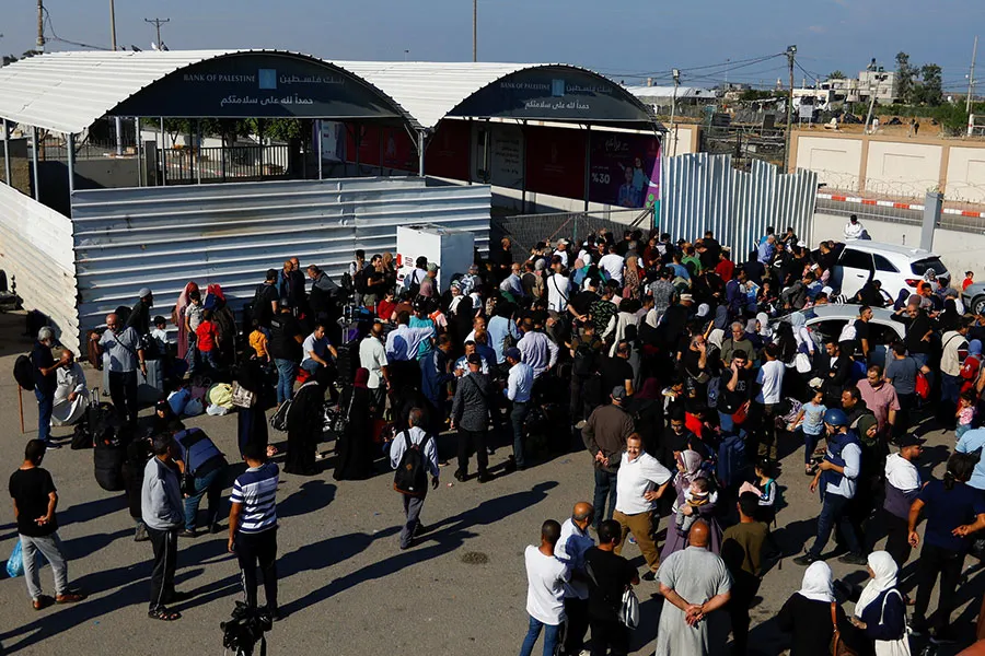 Người dân Palestine tập trung bên ngoài cửa khẩu biên giới Rafah với Ai Cập ngày 16-10, với hy vọng được phép rời khỏi Dải Gaza. Ảnh: REUTERS Anh-bai-chinh-P16-dang-17-10-2023.jpg