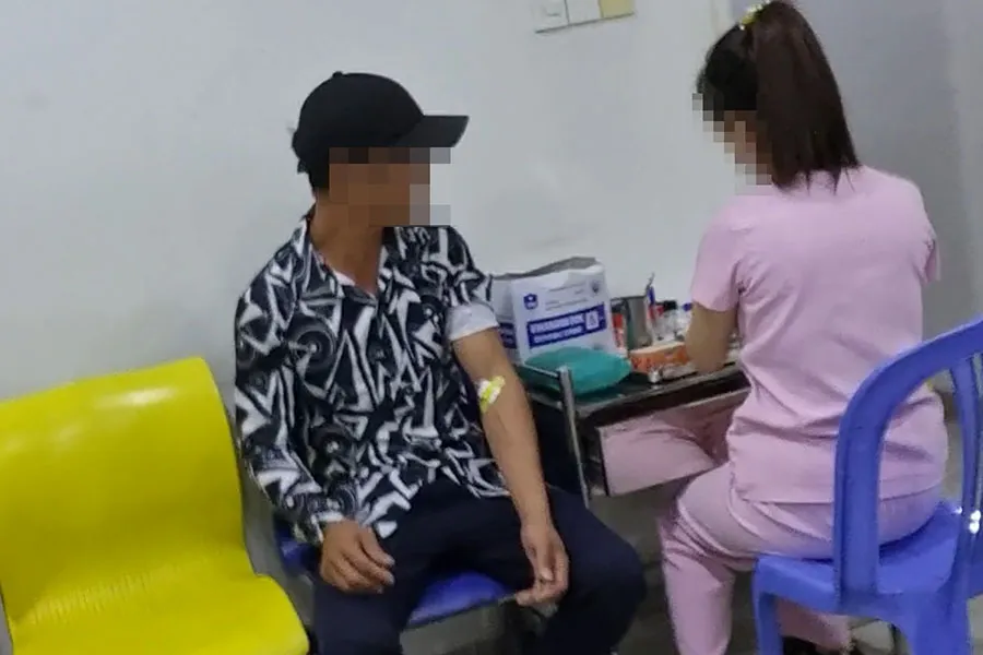 “Cò” đưa người có nhu cầu bán thận đi xét nghiệm, sàng lọc. Ảnh: TRẦN NGỌC p6_anh-box_bai_mua-ban-tang_dd.jpg