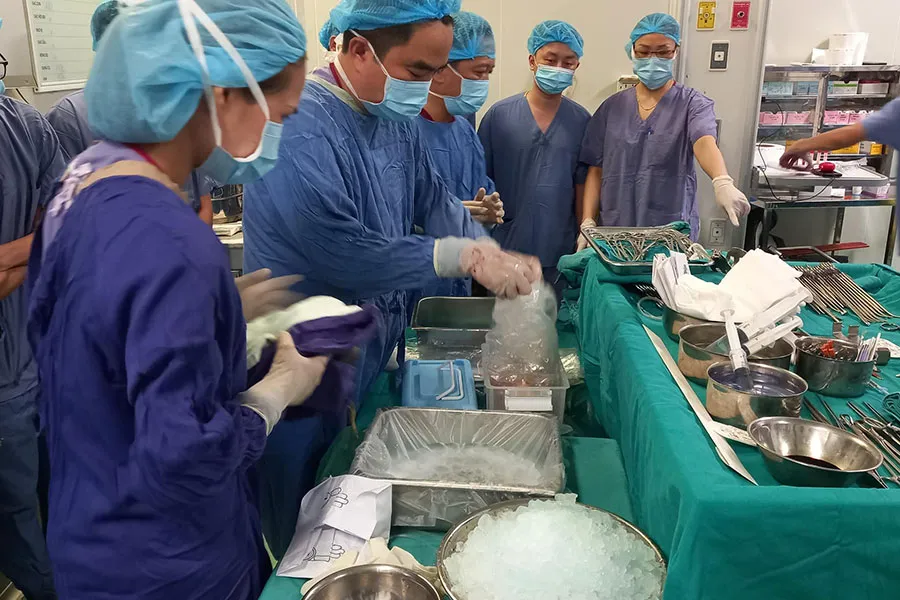 Ca phẫu thuật lấy tạng từ người hiến chết não. Ảnh: Trung tâm Điều phối ghép tạng quốc gia p6_anh-chinh_bai_mua-ban-tang_dd.jpg