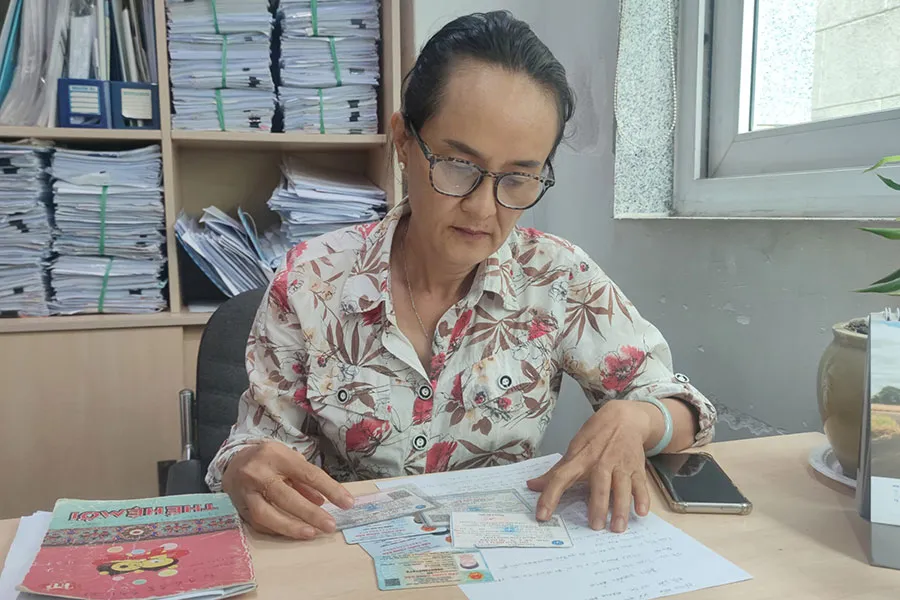 Chị Trầm Thị Anh Thư trình bày sự việc với PV. Ảnh: NGUYỄN HIỀN Anh-bai-Gia-han-the-BHYT_24-10.jpg