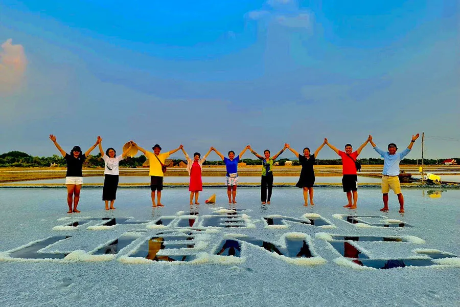 Du khách trải nghiệm tour “Thiềng Liềng - chốn bình yên” tìm hiểu nghề làm muối. Ảnh: THU TRINH P8_hinhbai-.jpg