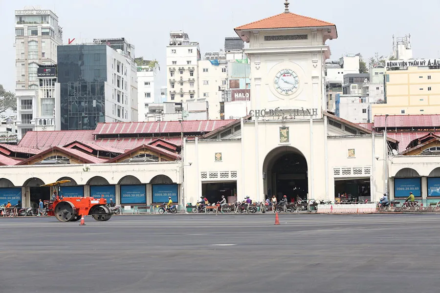 Phía trước chợ Bến Thành sẽ được xây dựng quảng trường, tạo thành điểm nhấn của TP. Ảnh: ĐÀO TRANG P9-bai-daotrang-chobenthanh-1h-thylan.jpg