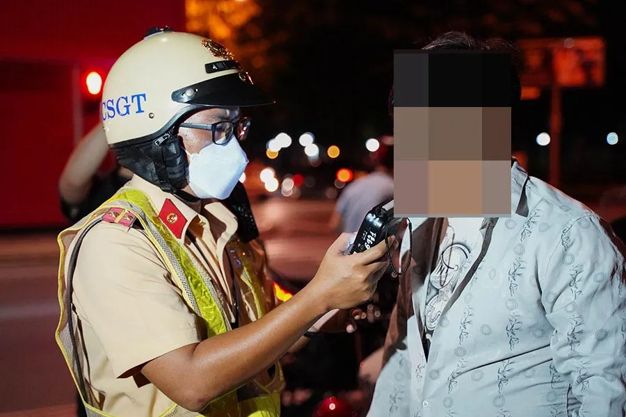 Đội CSGT PC08 thực hiện đo nồng độ cồn người điều khiển phương tiện tham gia giao thông. Ảnh: PHƯƠNG THUẬN