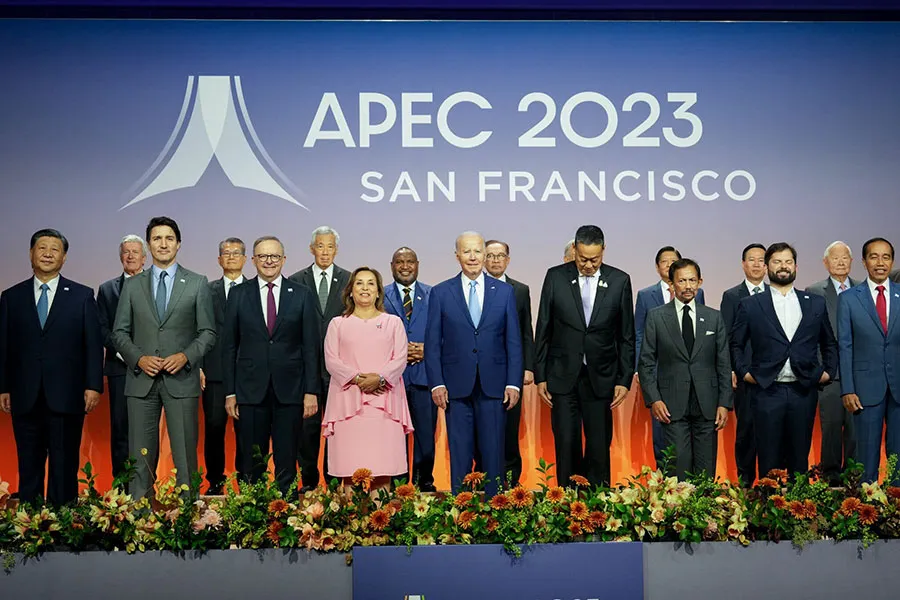 Lãnh đạo các nền kinh tế Diễn đàn Hợp tác kinh tế châu Á - Thái Bình Dương (APEC 2023) chụp ảnh lưu niệm hôm 16-11 tại TP San Francisco (Mỹ). Ảnh: DOUG MILLS/THE NEW YORK TIMES APEC 2023