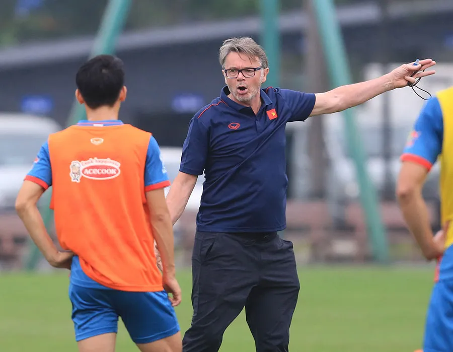 HLV Troussier muốn Hùng Dũng, Hoàng Đức thay đổi cách chơi để phù hợp với sự gắn kết của cả tập thể theo triết lý của ông. Ảnh: VFF 15_Troussier_HoangDuc_24_NOV_2023_560.jpg
