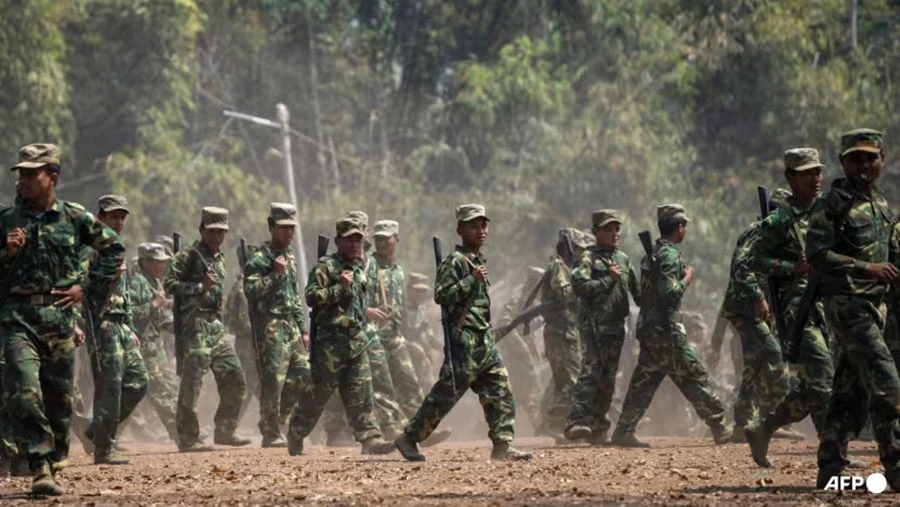 Các thành viên của nhóm thiểu số Quân đội giải phóng dân tộc Ta’ang (TNLA) tại bang Shan (phía Bắc Myanmar) hồi tháng 3. Ảnh: AFP Ảnh-chân-trang-P16-đăng-12-12-2023- giao-tranh-Myanmar .jpg