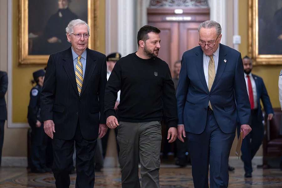 Tổng thống Ukraine Volodymyr Zelensky (giữa) cùng lãnh đạo thiểu số Thượng viện Mỹ Mitch McConnell (trái) và lãnh đạo đa số Thượng viện Mỹ Chuck Schumer tại thủ đô Washington, D.C. (Mỹ) ngày 12-12. Ảnh: AP Chantrangp16.jpg