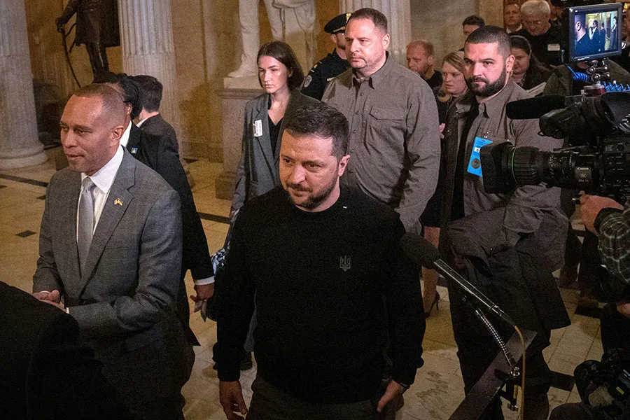 Tổng thống Ukraine Volodymyr Zelensky (giữa) đến tòa nhà Quốc hội Mỹ ngày 12-12 để thuyết phục các nghị sĩ Mỹ duy trì viện trợ cho Ukraine. Ảnh: AP anh-chan-trang-p16-dang-21-12-2023-Mỹ -vien-tro-ukraine-1572.jpg