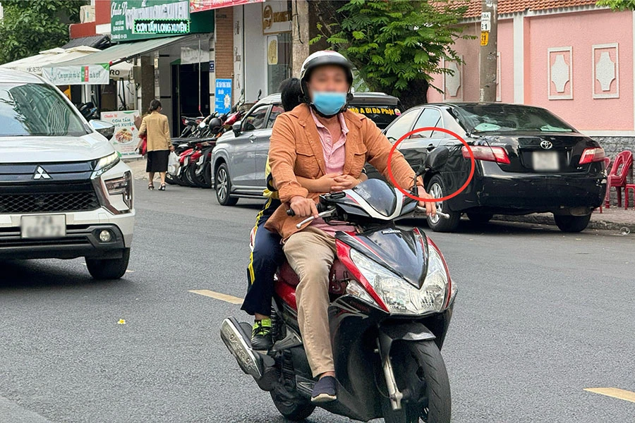 Xe máy chỉ có 1 gương chiếu hậu bên trái thì có bị phạt? | Báo Pháp Luật  TP. Hồ Chí Minh