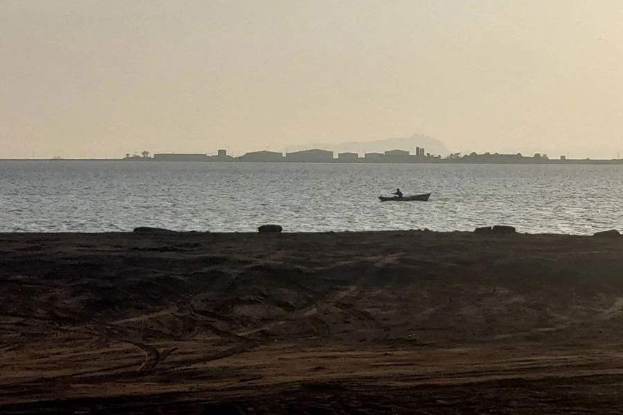 Một tàu di chuyển trên biển Ả Rập ngoài khơi vịnh Aden (Yemen) hồi tháng 12-2023. Ảnh: EPA Mỹ kêu gọi Trung Quốc giục Iran kiềm chế Houthis