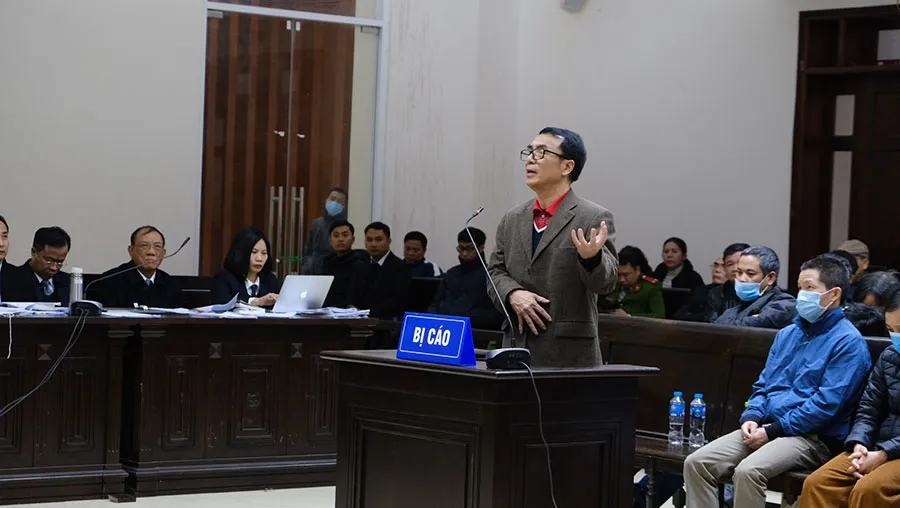Ông Trần Hùng luôn phủ nhận việc nhận 300 triệu đồng từ Nguyễn Duy Hải; ông kêu oan từ giai đoạn điều tra đến phiên tòa phúc thẩm. Trong ảnh: Bị cáo Trần Hùng tại phiên tòa phúc thẩm. Ảnh: BÙI TRANG Ông Trần Hùng nhận 300 triệu đồng hay không