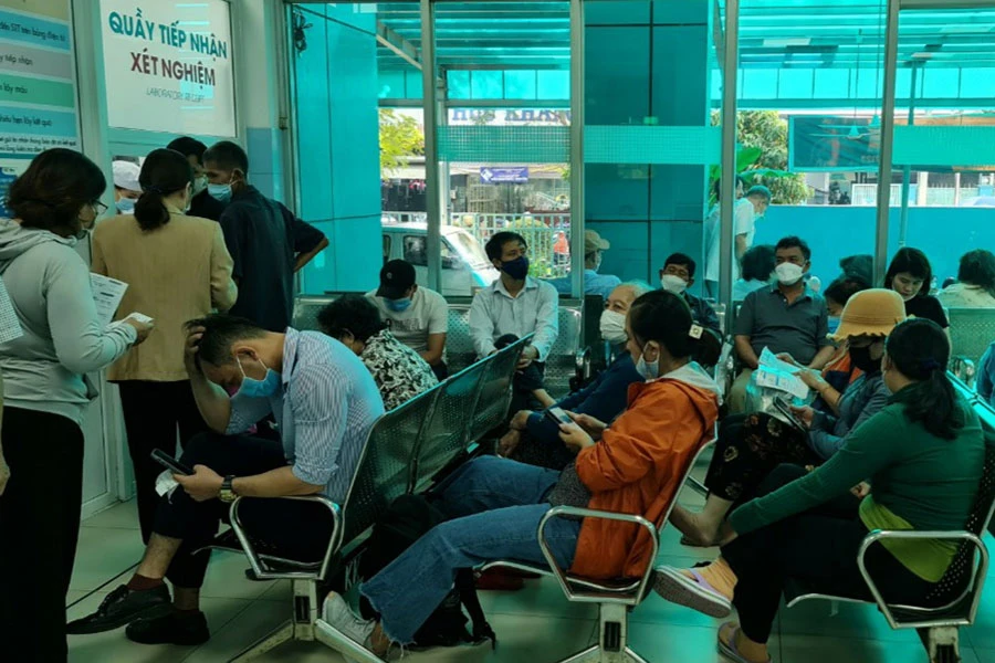 Người dân đến đăng ký khám chữa bệnh tại BV Bình Dân. Ảnh: NGUYỄN HIỀN hưởng BHYT.jpg